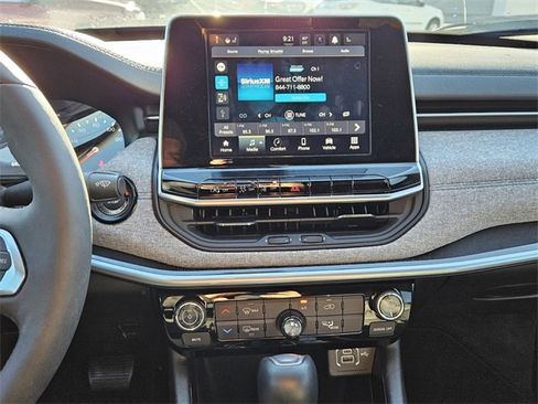 Used 2025 Jeep Compass Latitude image 17