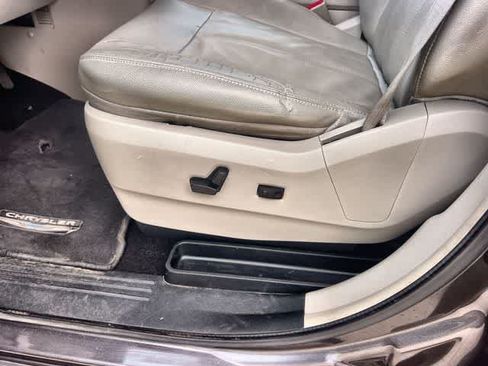 Used 2015 Chrysler Town & Country LX FWD image 30