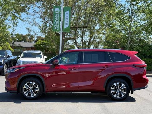 Certified 2021 Toyota Highlander XLE AWD/4WD image 2