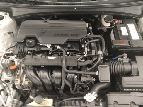 Used 2021 Hyundai Elantra SE image 30