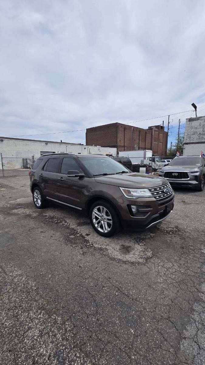 Used 2016 Ford Explorer XLT w/ Equipment Group 202A AWD/4WD image 4
