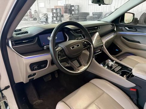 Used 2022 Jeep Grand Cherokee Overland w/ Luxury Tech Group IV AWD/4WD image 8