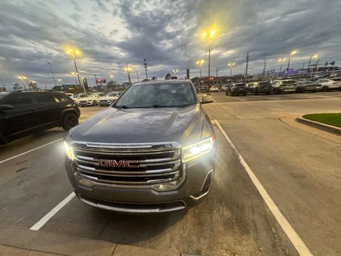 Used 2021 GMC Acadia SLT image 2