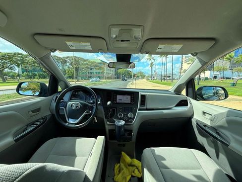 Used 2019 Toyota Sienna L image 10