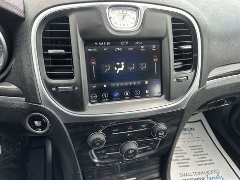 Used 2019 Chrysler 300 Touring w/ Driver Convenience Group image 10