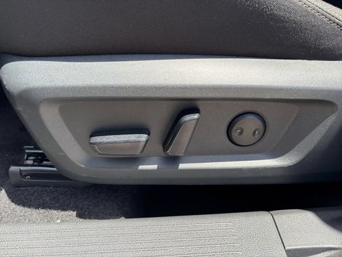 Used 2025 Nissan Rogue SV FWD image 22