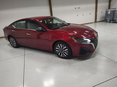 Used 2024 Nissan Altima 2.5 SV FWD image 2