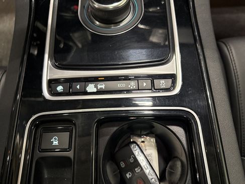 Used 2018 Jaguar XE Premium image 23