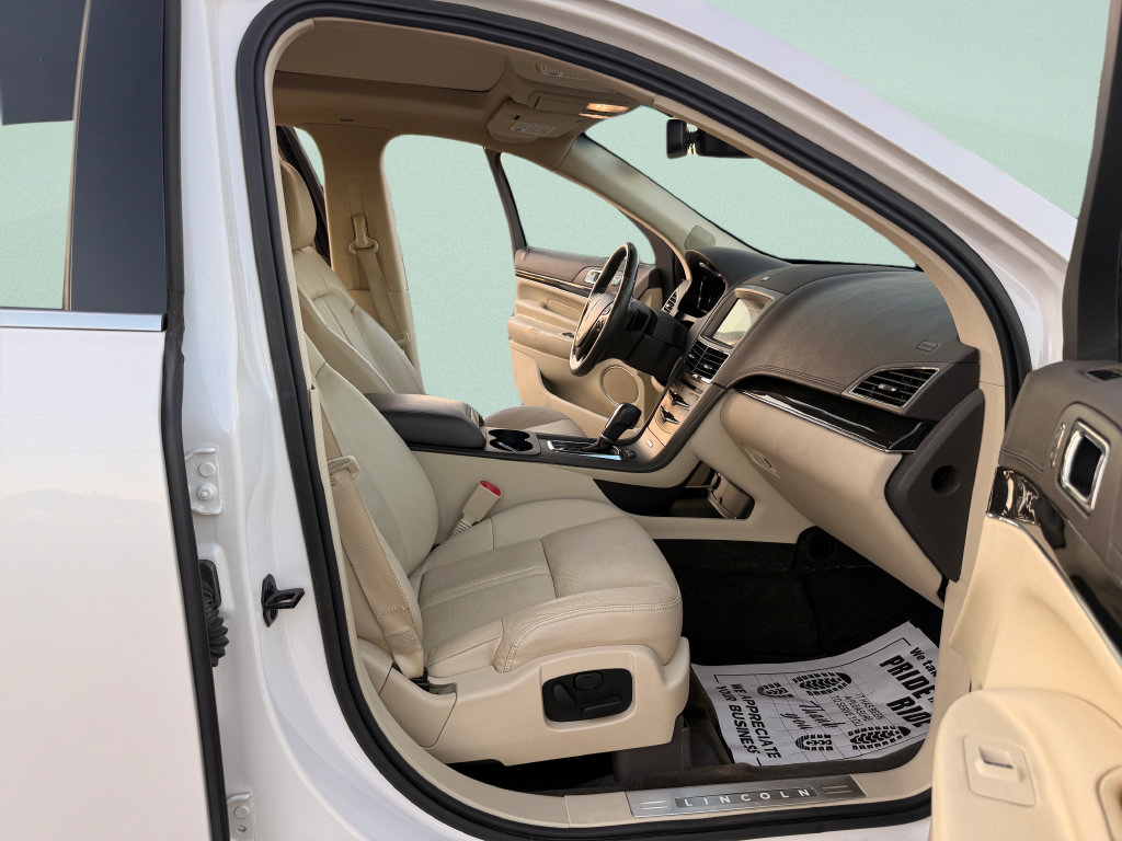 Used 2018 Lincoln MKT AWD image 31