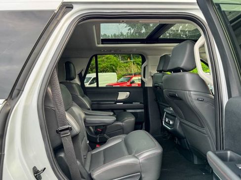 Used 2025 Ford Expedition Active AWD/4WD image 17