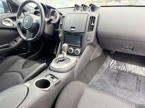 Used 2018 Nissan 370Z Coupe RWD image 17