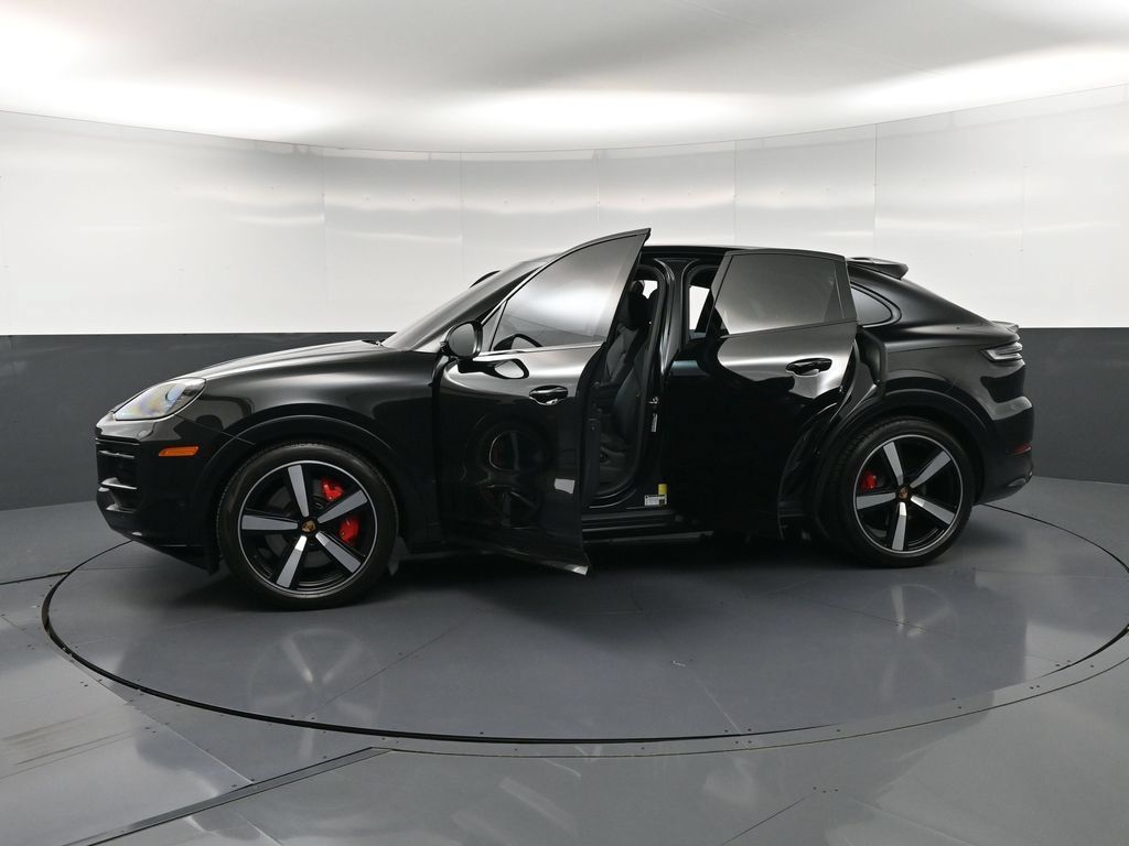 Certified 2025 Porsche Cayenne GTS AWD/4WD image 38