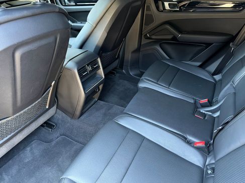 Used 2023 Porsche Cayenne AWD/4WD image 28