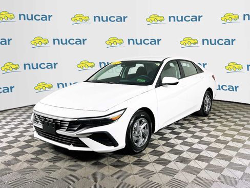 Used 2024 Hyundai Elantra SE image 3