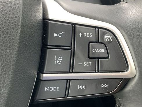 Used 2023 Toyota Highlander Bronze Edition FWD image 29