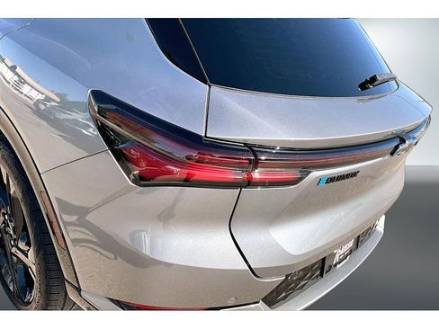 Used 2024 Chevrolet Equinox EV RS FWD image 23