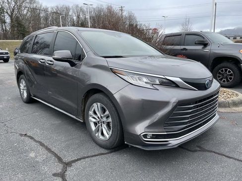 Used 2022 Toyota Sienna Limited image 6