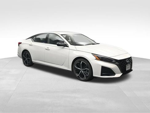 Used 2024 Nissan Altima 2.5 SR FWD image 7