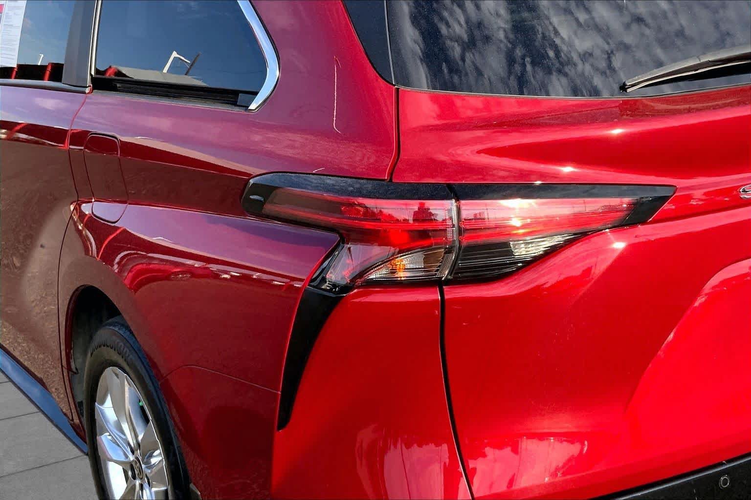 Used 2023 Toyota Sienna Limited FWD image 29