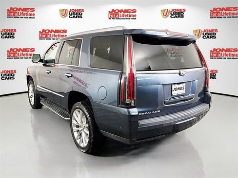 Used 2020 Cadillac Escalade Luxury image 2