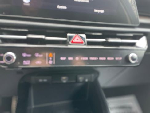 Used 2025 Kia Niro EX Touring image 12