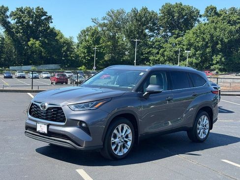 Used 2021 Toyota Highlander Limited AWD/4WD image 9