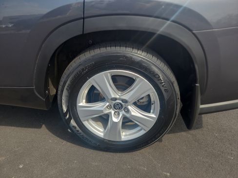 Used 2023 Toyota Highlander L AWD/4WD image 11