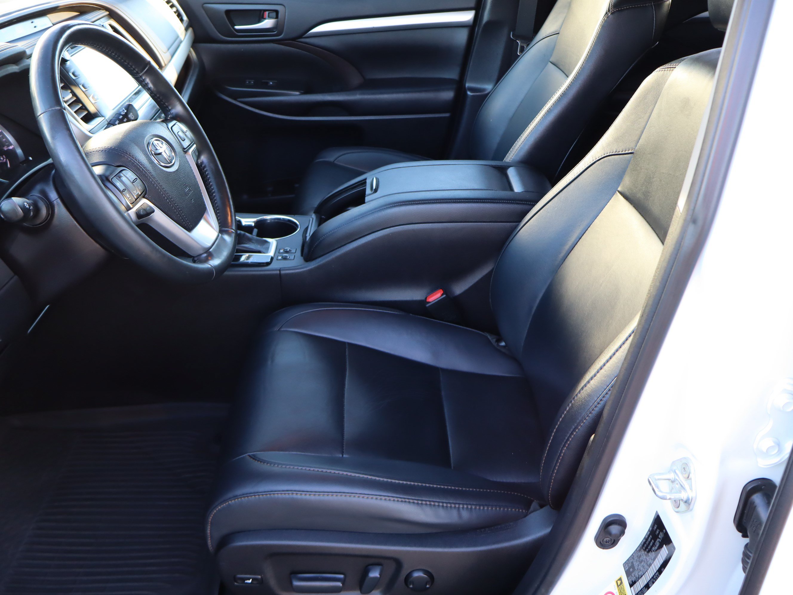 Used 2019 Toyota Highlander XLE AWD/4WD image 18