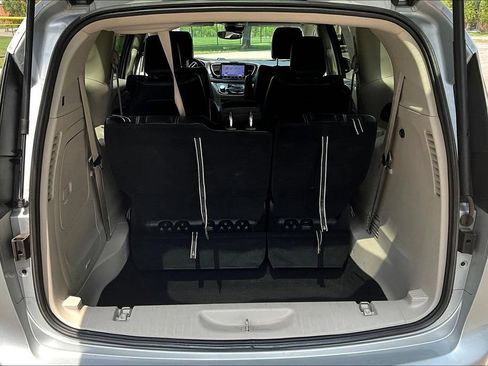 Used 2023 Chrysler Pacifica Touring-L FWD image 7