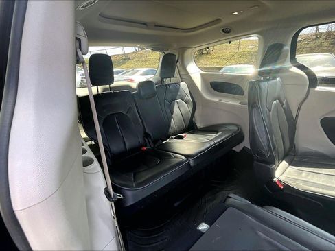 Used 2020 Chrysler Pacifica Limited image 23