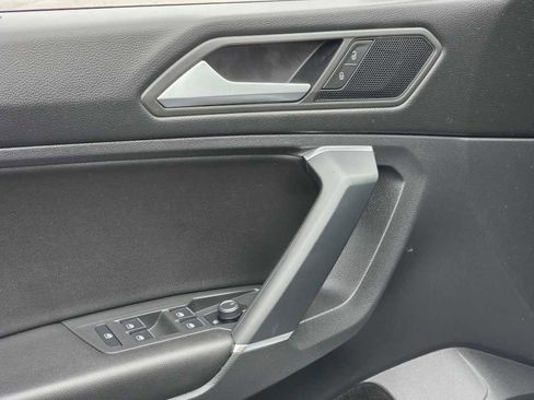 Used 2020 Volkswagen Tiguan SE image 14