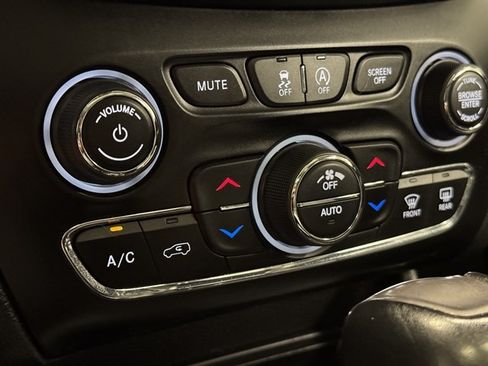 Used 2022 Jeep Cherokee Limited AWD/4WD image 31