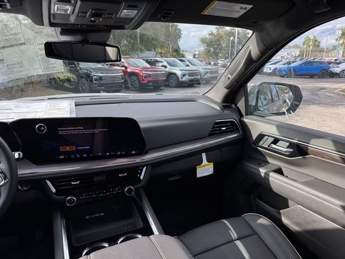 New 2025 Chevrolet Suburban Premier RWD image 26
