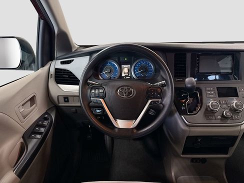 Used 2020 Toyota Sienna L image 19