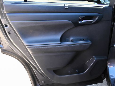 Used 2024 Toyota Highlander XLE FWD image 37