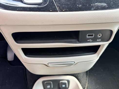 Used 2017 Chrysler Pacifica Touring FWD image 20
