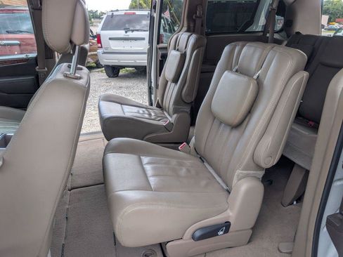 Used 2016 Chrysler Town & Country Touring FWD image 10
