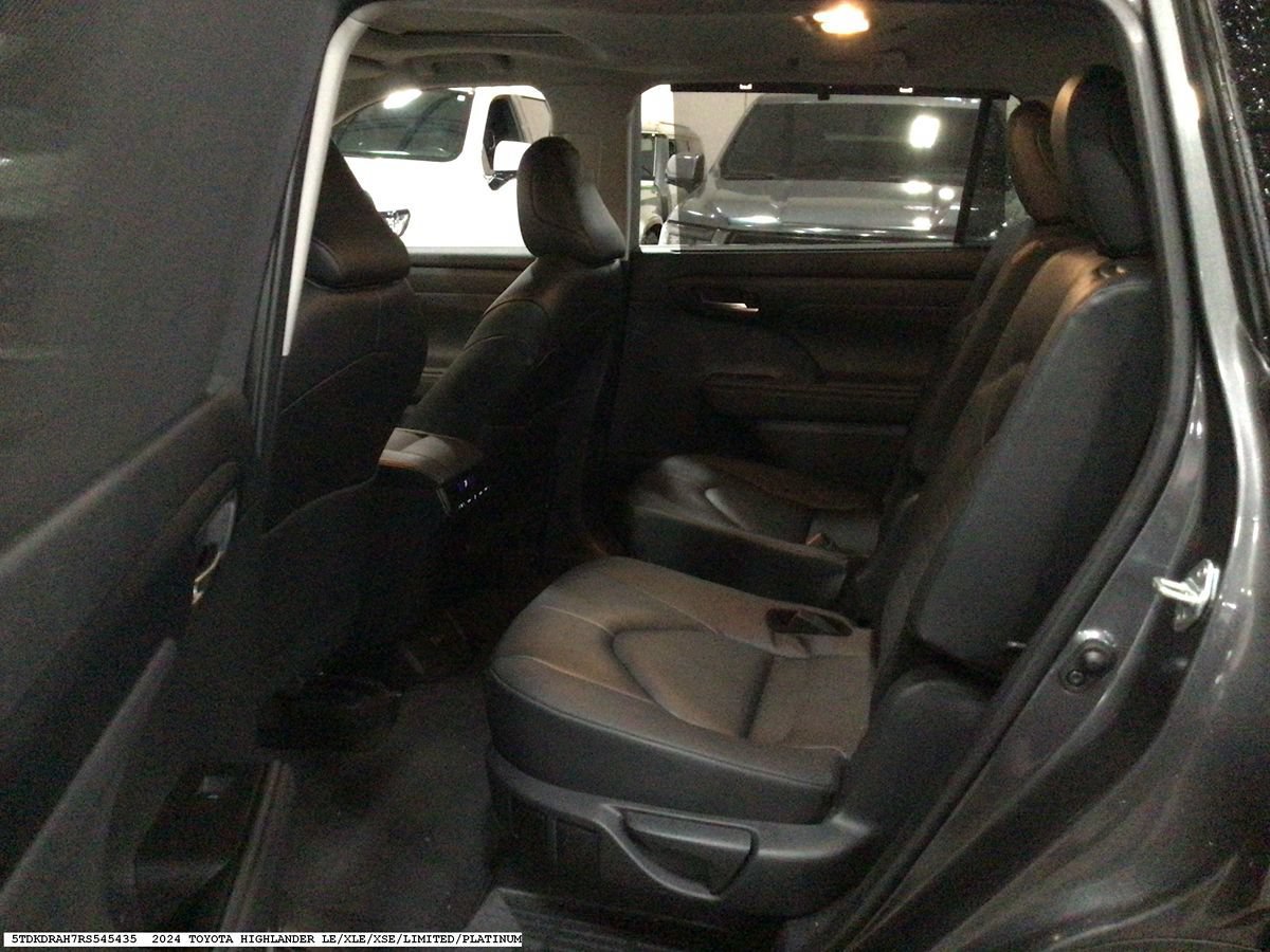 Used 2024 Toyota Highlander XLE FWD image 9