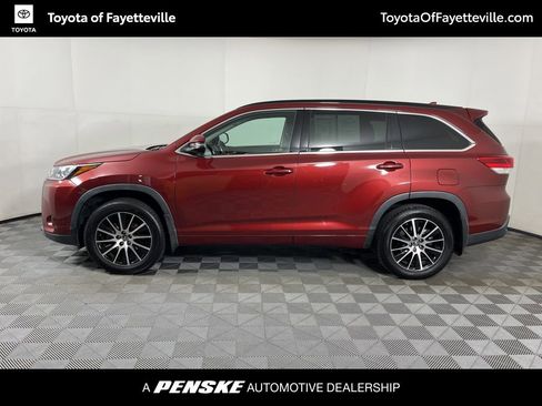 Used 2017 Toyota Highlander SE image 2