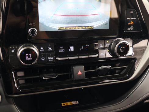 Used 2024 Toyota Highlander XLE FWD image 24