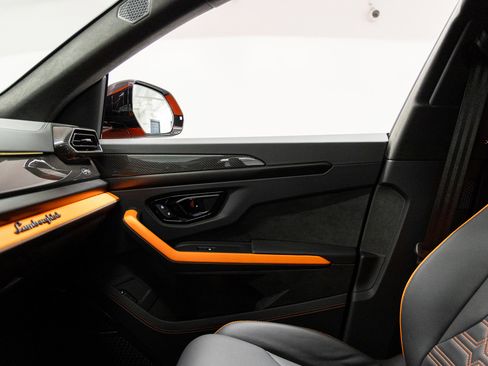 Used 2025 Lamborghini Urus SE image 27