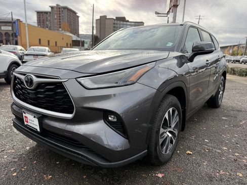 Used 2023 Toyota Highlander XLE image 4