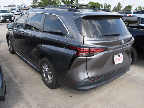 Used 2022 Toyota Sienna XLE image 7