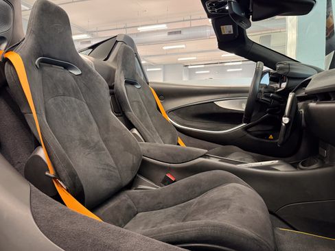 Used 2025 McLaren Artura Spider RWD image 19