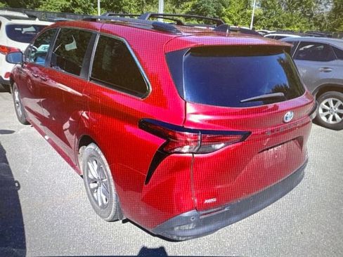 Used 2021 Toyota Sienna XLE AWD/4WD image 4