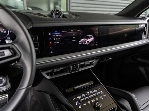 Certified 2025 Porsche Cayenne S w/ Premium Package Plus AWD/4WD image 30
