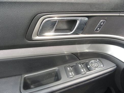 Used 2017 Ford Explorer XLT w/ Equipment Group 202A AWD/4WD image 10