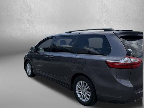 Used 2017 Toyota Sienna XLE FWD image 2