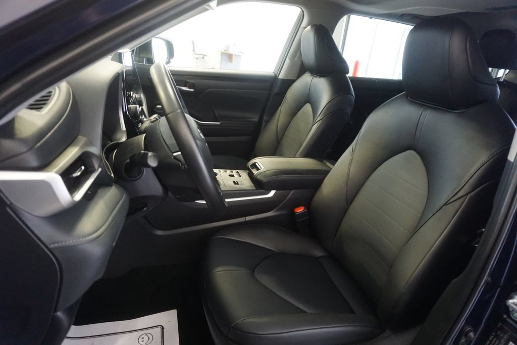 Certified 2025 Toyota Highlander XLE FWD image 20