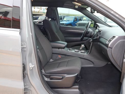 Used 2020 Jeep Grand Cherokee Laredo image 29